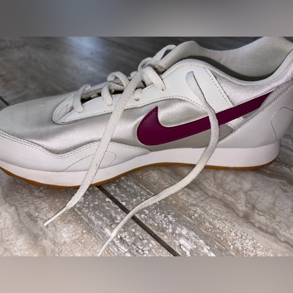 Nike Women's White and Magenta Sneakers sz 11 athletic fashion running shoes - Picture 9 of 11